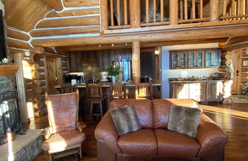 Red Lodge House | Luxurious Log Cabin & Hot Tub on Golf Course with Spectacular Mountain Views
