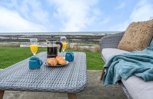 Boulmer House | Luxurious & modern on-the-beach family retreat