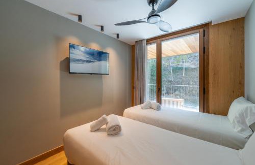 El Tarter Apartment | Luxurious Mountain Gem Enjoy Nature l Gym Sauna Pool l 1 MINUTE WALK TO SLOPES l by BonesVacances