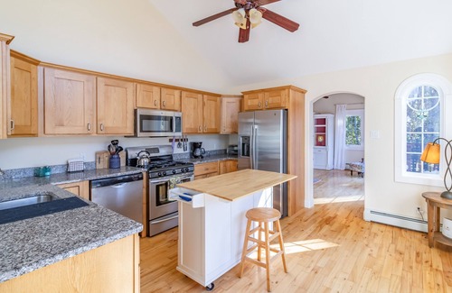 Belfast House | Luxurious Nine-Acre Waterfront Retreat Just Four Minutes from Belfast