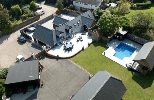 Deal House | Luxurious oasis relax 32c pool, jacuzzi games bar