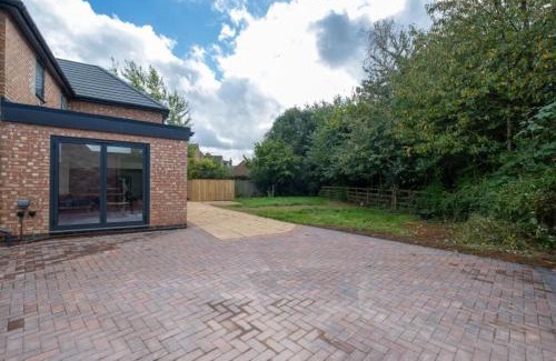 Lutterworth Apartment | Luxurious Relaxing 5 Bed House for great comfort