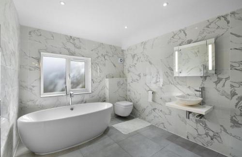 Lutterworth Apartment | Luxurious Relaxing 5 Bed House for great comfort