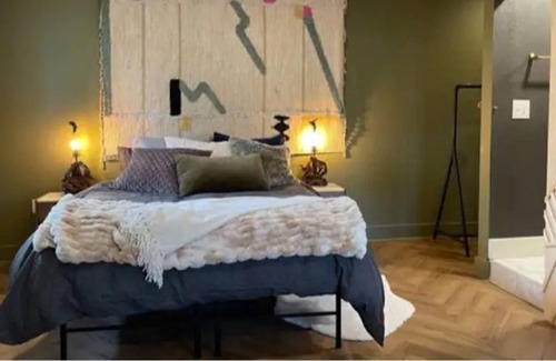 Burleson House | Luxurious Retreat for creatives/comfort seekers!