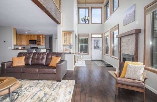 Fairbanks House | Luxurious Retreat w/Breathtaking Views & Aurora