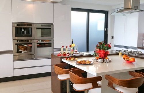 Mountainside Villa | LUXURIOUS SELF CATERING PENTHOUSE - ENTIRE TOP FLOOR WITH SEA VIEW