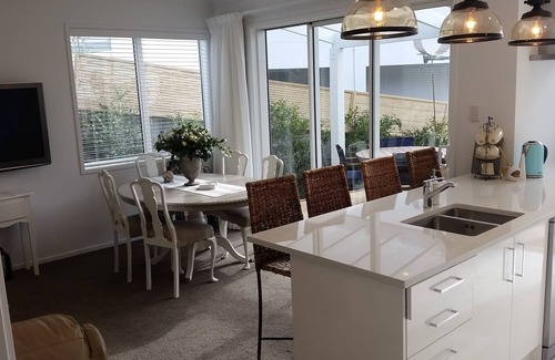 Beachlands House | Luxurious SeaView Retreat, breakfast for a few days inc