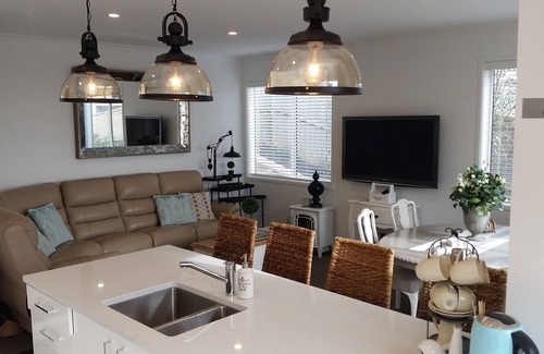 Beachlands House | Luxurious SeaView Retreat, breakfast for a few days inc