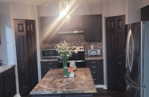 Summit Station House | Luxurious, Spacious, 6-bedroom house with WiFi and AC in charming Columbus