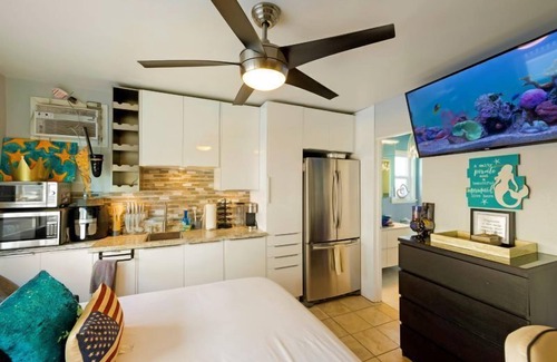 Mission Beach House | Luxurious Studio on the Beach with Full Office Amenities - Sleeps 2 -