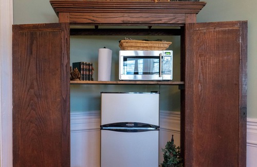 Bardstown Apartment | Luxurious Suite w/Garden on Court Square Downtown