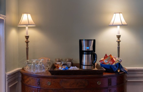 Bardstown Apartment | Luxurious Suite w/Garden on Court Square Downtown