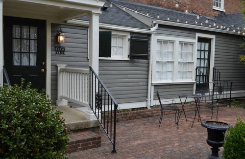 Bardstown Apartment | Luxurious Suite w/Garden on Court Square Downtown