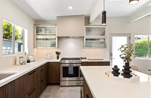 Historic Tennis Club Condo | Luxurious Tennis Club Bungalow 3 with Mountain Views and Walks to Downtown Palm Springs!