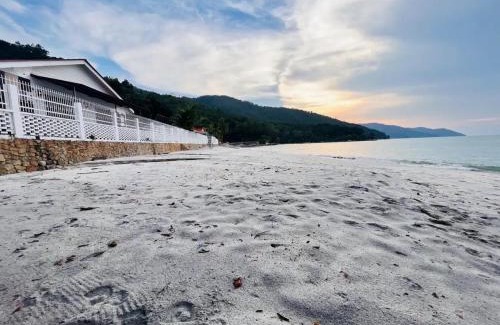 Batu Ferringhi Villa | Luxurious Villa with BBQ & JACUZZI By The Beach Batu Ferringhi