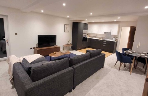 Wainscot Apartment | Luxury 1 Bed Apartment In The Heart Of Rochester