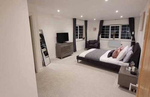 Wainscot Apartment | Luxury 1 Bed Apartment In The Heart Of Rochester