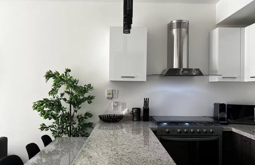 Toluca City-Centre Apartment | Luxury 1 bedroom 2 baths Downtown with Office