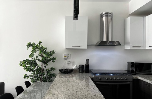 Toluca City-Centre Apartment | Luxury 1 bedroom 2 baths Downtown with Office