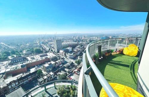 Barking Apartment | Luxury 1-Bedroom Apt with Stunning London Views