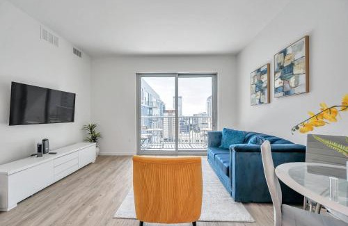 Downtown Tampa Apartment | Luxury 1 BR with DEN Downtown Tampa Apt - City Views, Rooftop Pool, Workspace