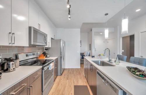 Downtown Tampa Apartment | Luxury 1 BR with DEN Downtown Tampa Apt - City Views, Rooftop Pool, Workspace