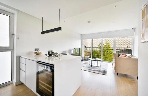 Shepherd's Bush Apartment | Luxury 2-Bed 2-Bath Apartment -White City Living -Steps To Tube