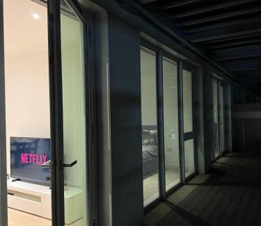 Docklands Apartment | Luxury 2 Bedroom 2 Bathroom Apartment by ExCeL & The 02, London