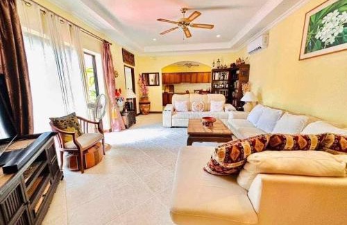 Central Pattaya Villa | Luxury 205sqm Pool Villa in Central Location 5min to Beach & Walking Street