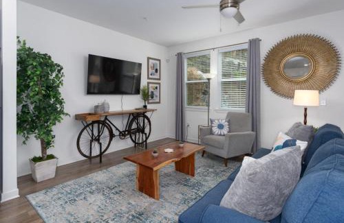 Pelham House | Luxury 2BR 2 bath Townhouse w Garage Near Oak Mt