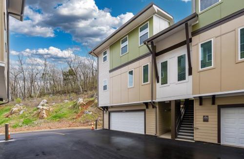 Pelham House | Luxury 2BR 2 bath Townhouse w Garage Near Oak Mt