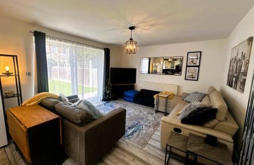 Cranbrook Apartment | Luxury 3-Bed Ilford Modern Comfort & Elegance