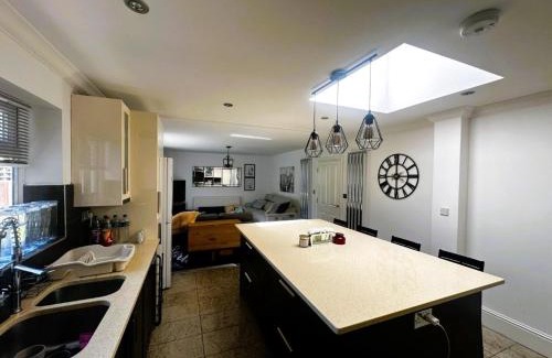 Cranbrook Apartment | Luxury 3-Bed Ilford Modern Comfort & Elegance