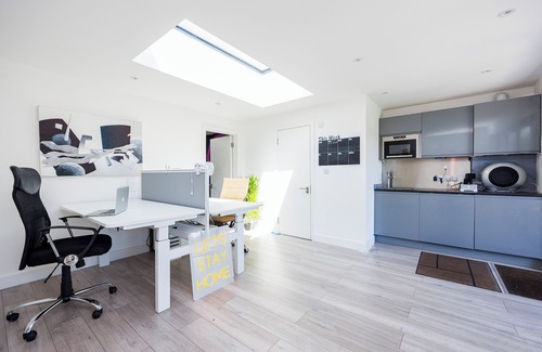 St Albans House | Luxury 3-Bedroom House with Large Garden & Outhouse in St Albans