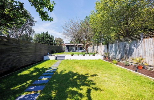 St Albans House | Luxury 3-Bedroom House with Large Garden & Outhouse in St Albans