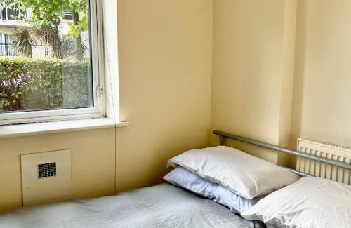 Docklands Apartment | Luxury 3 Bedroom Riverside Home - Canary Wharf & The O2 Arena