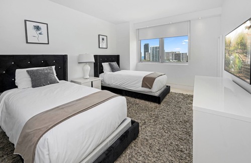 Hollywood South Central Beach Resort | LUXURY 3B 3B RESORT CANAL,OCEAN,CITY VIEWS BEACH SERVICE