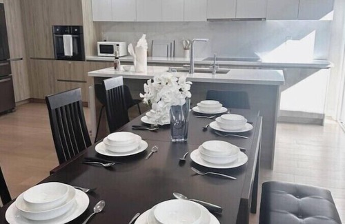 Townsend House | Luxury 3B house near Tec Hubs, High speed WiFi, Chef's Kitchen