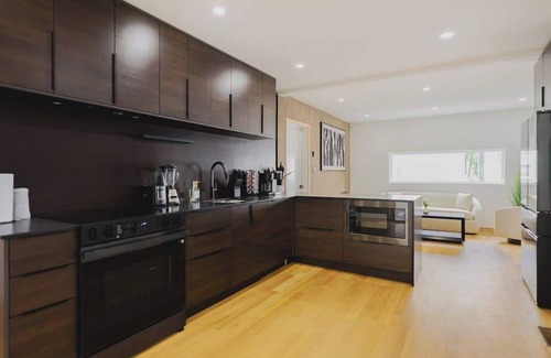 Central-Maverick Square - Paris Street Apartment | Luxury 3BD Short Walk to Airport
