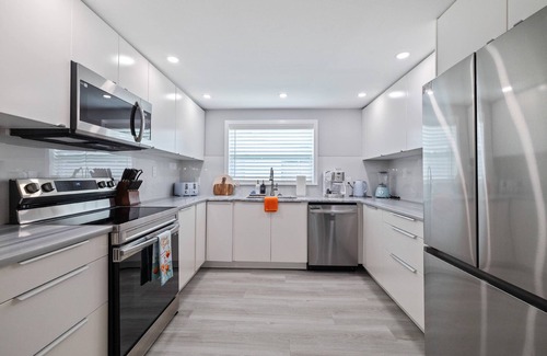 Regency Park House | Luxury 3BR Home w/Heated Pool, Outdoor TV, Bikes & BBQ – Perfect for Families with Modern Kitchen!