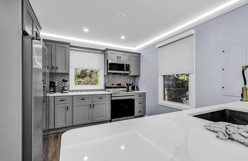 Villa Heights Cottage | Luxury 3BR House in Charlotte