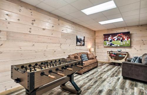 Pigeon Forge House | Luxury 4-BR Cabin Near Parkway and Dollywood with Game Room and Hot Tub