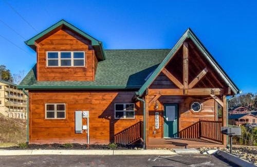 Pigeon Forge House | Luxury 4-BR Cabin Near Parkway and Dollywood with Game Room and Hot Tub