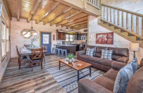 Pigeon Forge House | Luxury 4-BR Cabin Near Parkway and Dollywood with Game Room and Hot Tub