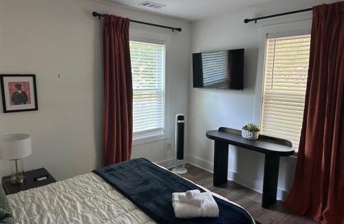 Belvedere Park Apartment | Luxury 4BR 4BA w In-law suite & Firepit Lounge