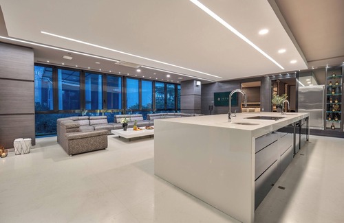 Popular Apartment | Luxury 4BR Glass Penthouse right in Lleras Park