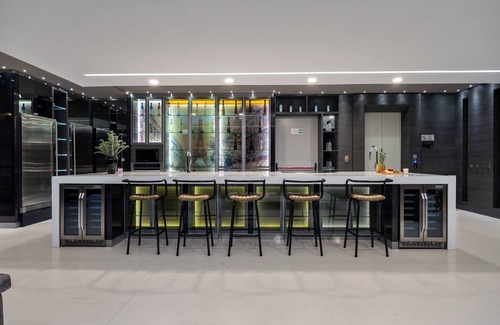 Popular Apartment | Luxury 4BR Glass Penthouse right in Lleras Park