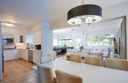 El Portal House | Luxury 4BR Oasis–Private Pool, Cabana & Concierge Hosting Family & Pet-Friendly