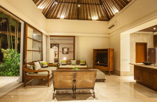 Jimbaran Bay Villa | Luxury 4BR Villa In Jimbaran! 10Min Walk To The Beach! W/Private Swimming Pool!