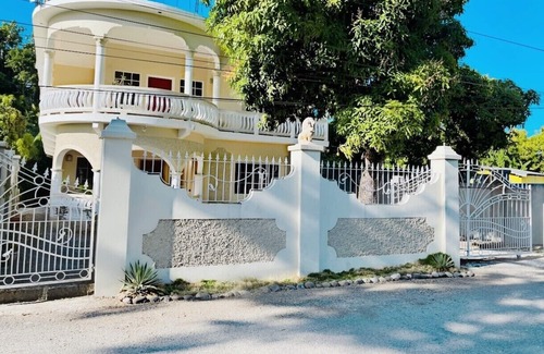 Port Antonio House | Luxury 5 Bedroom House W Private Parking & Patio